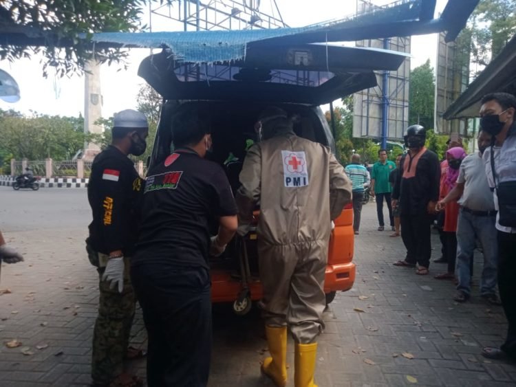 PMI Kabupaten Banjar Evakuasi Mayat Di Pasar Martapura