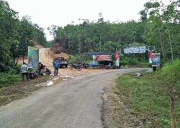 Pemasangan Himbauan Protokol Covid-19 Dilokasi Tempat Pelaksanaan TMMD