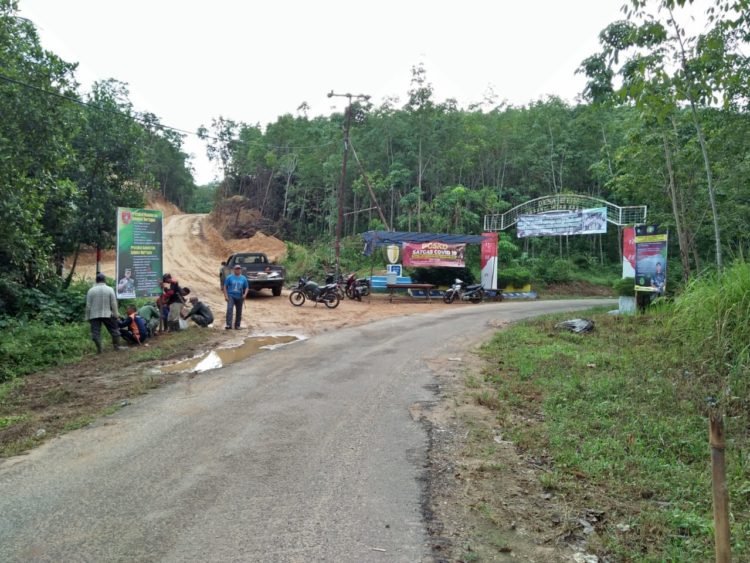 Pemasangan Himbauan Protokol Covid-19 Dilokasi Tempat Pelaksanaan TMMD