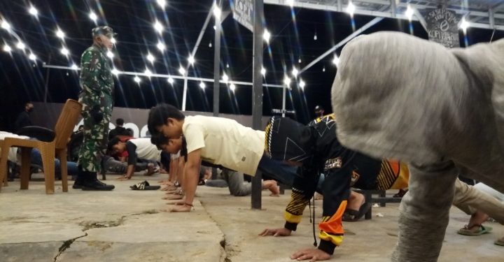 Tidak Menggunakan Masker dan Tidak Menerapkan Physical Distancing, Puluhan Remaja Dipush Up