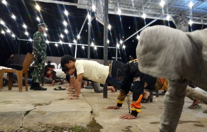 Tidak Menggunakan Masker dan Tidak Menerapkan Physical Distancing, Puluhan Remaja Dipush Up