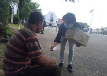 Jurnalis Online Bagikan APD di Jalan, Evi : Sering – sering Seperti Ini