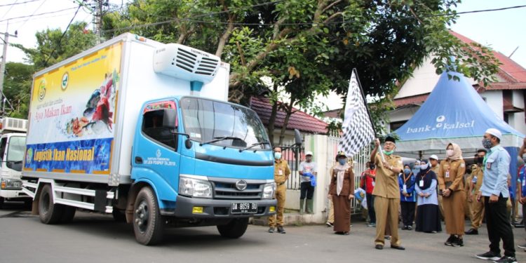 Dinas Perikanan Kabupaten Banjar Bagikan Ikan Ke Masyarakat
