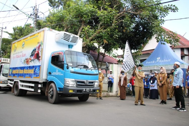 Dinas Perikanan Kabupaten Banjar Bagikan Ikan Ke Masyarakat