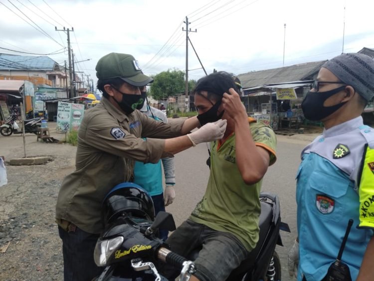 Pembagian Masker Oleh Komunitas Relawan Haul (KRH)