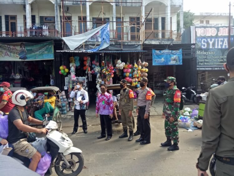 TNI Bersama Dengan Pemerintah Sosialisaikan Pentingnya Protokol Kesehatan Dimasa Pandemi