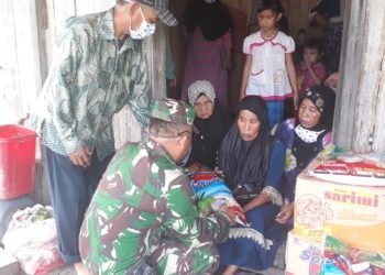 Danramil Aluh – Aluh Berikan Bantuan Untuk Warga Yang Mendapat Musibah Kebakaran