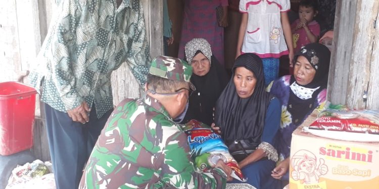 Danramil Aluh – Aluh Berikan Bantuan Untuk Warga Yang Mendapat Musibah Kebakaran