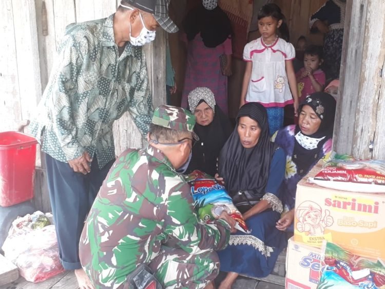 Danramil Aluh – Aluh Berikan Bantuan Untuk Warga Yang Mendapat Musibah Kebakaran