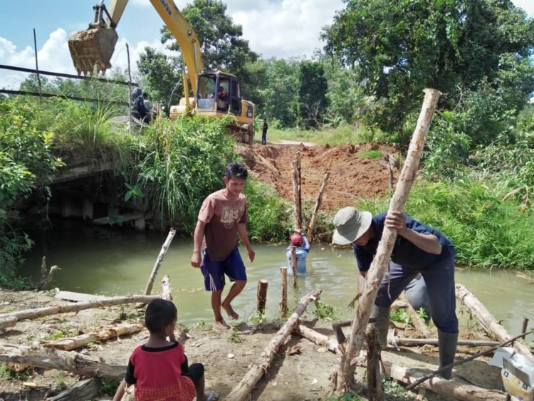 Pembuatan Jembatan Alternatif Untuk Kegiatan TMMD Ke-108