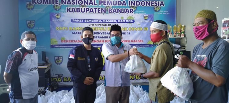DPD KNPI Kabupaten Banjar Bagikan Sembako Dengan Sasaran Masyarakat Yang Memerlukan Akibat Covid-19