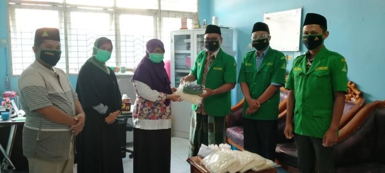 GP Ansor Bantu Puskesmas Guntung Payung Alat Rapit Test, APD, Hend Sanitizer