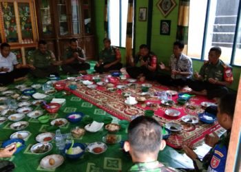 Makan Bersama Masyarakat Setelah Giat TMMD, Bentuk Kedekatan TNI Dan Masyarakat