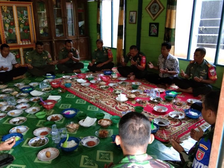 Makan Bersama Masyarakat Setelah Giat TMMD, Bentuk Kedekatan TNI Dan Masyarakat