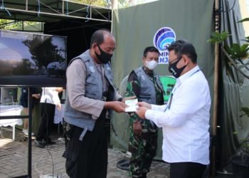 Sekda Banjar Serahkan Buku Saku Untuk Tim KIE