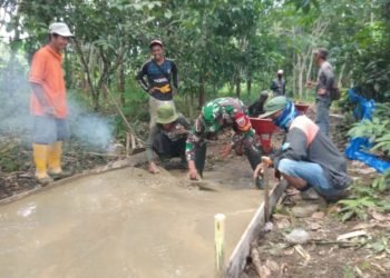 Tim Satgas TMMD Bantu Warga Dalam Pembuatan Cor Jalan Warga