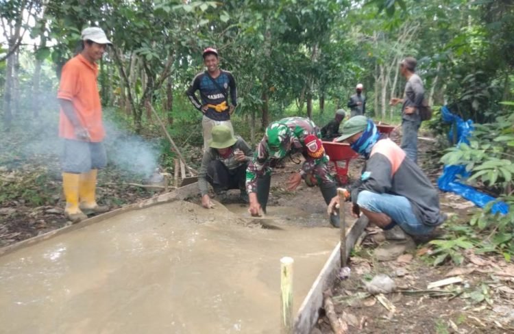 Tim Satgas TMMD Bantu Warga Dalam Pembuatan Cor Jalan Warga