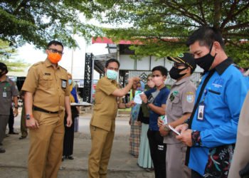 Kominfo Banjar Bagikan Buku Panduan Covid-19 Berbahasa Banjar