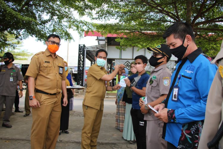 Kominfo Banjar Bagikan Buku Panduan Covid-19 Berbahasa Banjar