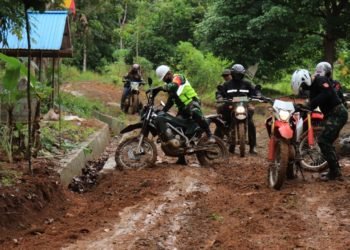 Danrim Antasri Bermain Dengan Lumpur Di Lokasi TMMD