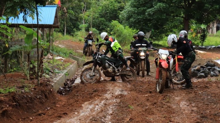 Danrim Antasri Bermain Dengan Lumpur Di Lokasi TMMD