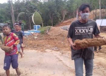 Pemuda Biih Bantu Satgas TMMD