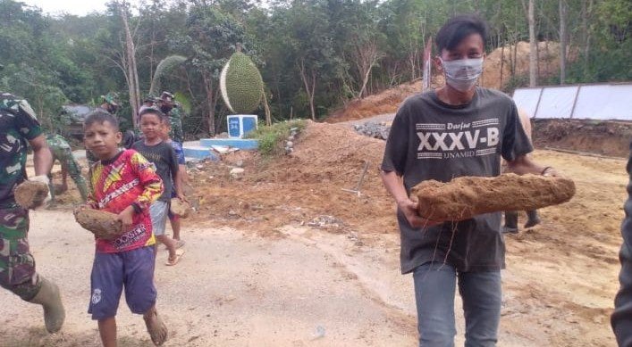 Pemuda Biih Bantu Satgas TMMD