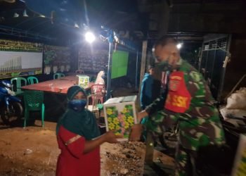 Satgas TMMD Juga Memeberikan Sembako Bagi Warga Kurang Mampu
