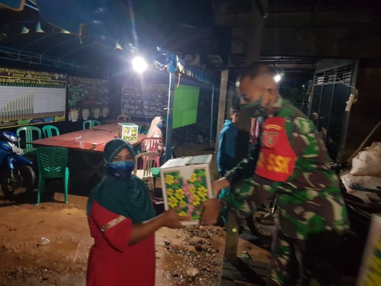 Satgas TMMD Juga Memeberikan Sembako Bagi Warga Kurang Mampu