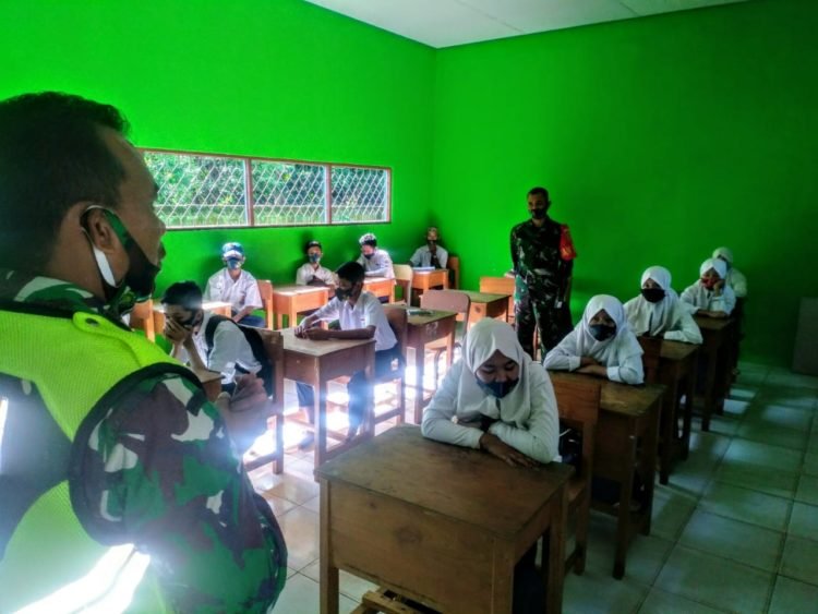 Walau Di Akhir Program TMMD, Tetap Berikan Sosialisasi Tentang Kebangsaan