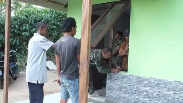 “Tak Ada Rotan Akar Pun Jadi”, Ini Yang Dilakukan Warga Saat Bantu Satgas TMMD