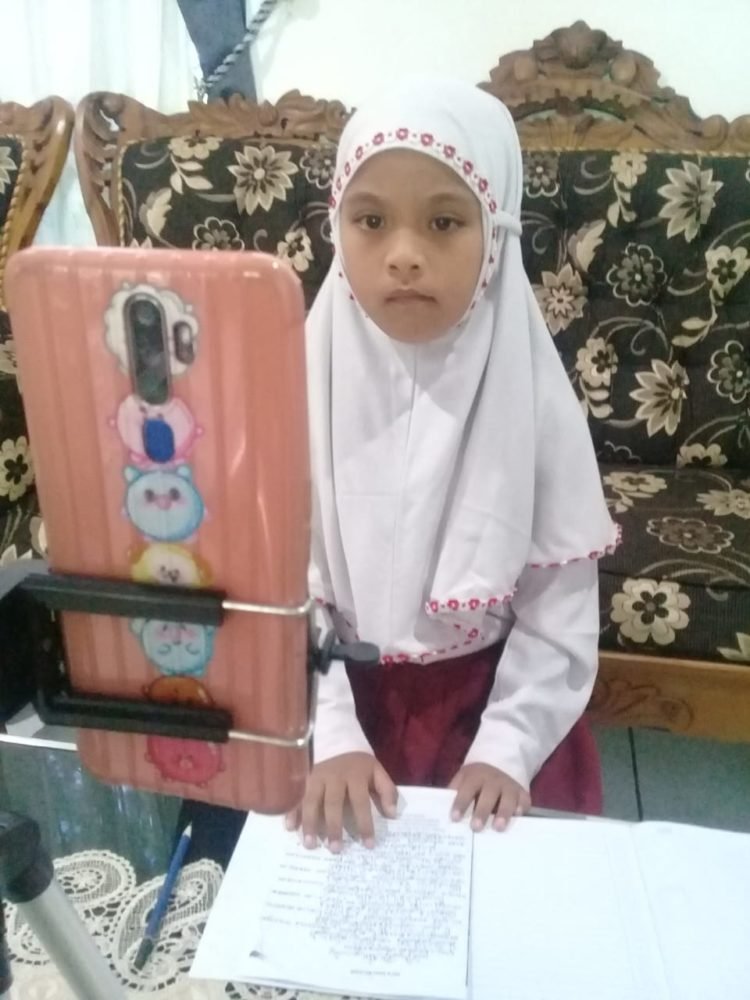 Efek Samping Belajar Daring Bagi Siswa dan Guru, Anindhita : Aku Rindu Teman-temanku