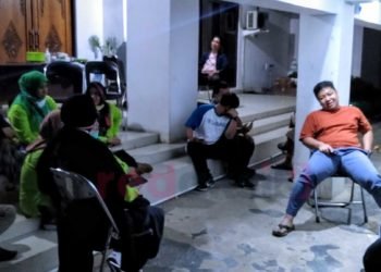 Walau Malam, Ketua DPRD Kabupaten Banjar Sharing Dengan Tem Relawan Donasi Kalsel