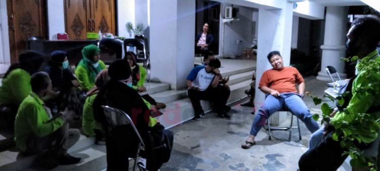 Walau Malam, Ketua DPRD Kabupaten Banjar Sharing Dengan Tem Relawan Donasi Kalsel