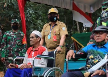 Pembukaan TMMD, Warga Menerima Bantuan Kursi Roda