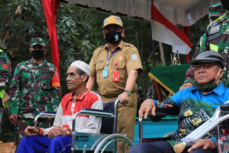 Pembukaan TMMD, Warga Menerima Bantuan Kursi Roda