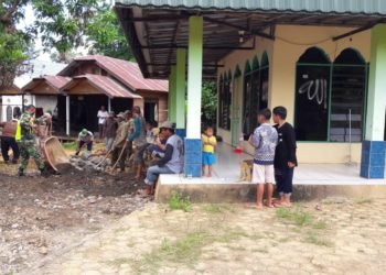 Satgas TMMD Bersama Warga Kerja Bakti