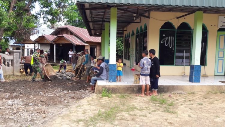 Satgas TMMD Bersama Warga Kerja Bakti