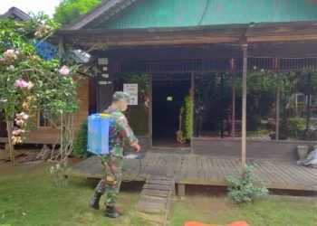Lakukan Penyemprotan Disinfiktan Dirumah Warga
