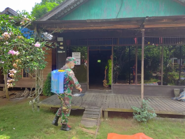Lakukan Penyemprotan Disinfiktan Dirumah Warga