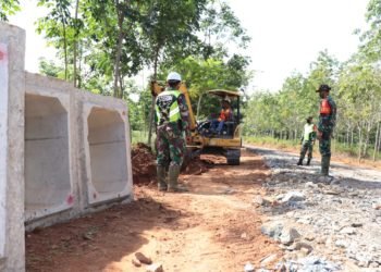 Agar Target Tercapai, Pengerjaan Sasaran Fisik TMMD Gunakan Alat Berat