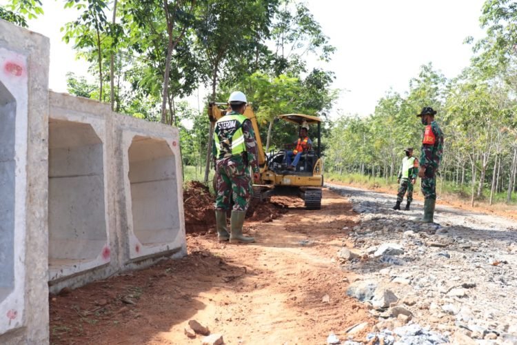 Agar Target Tercapai, Pengerjaan Sasaran Fisik TMMD Gunakan Alat Berat