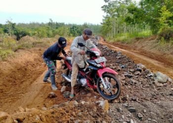 Motor Warga Mogok Di Lokasi TMMD, Satgas Dengan Sigap Membatu