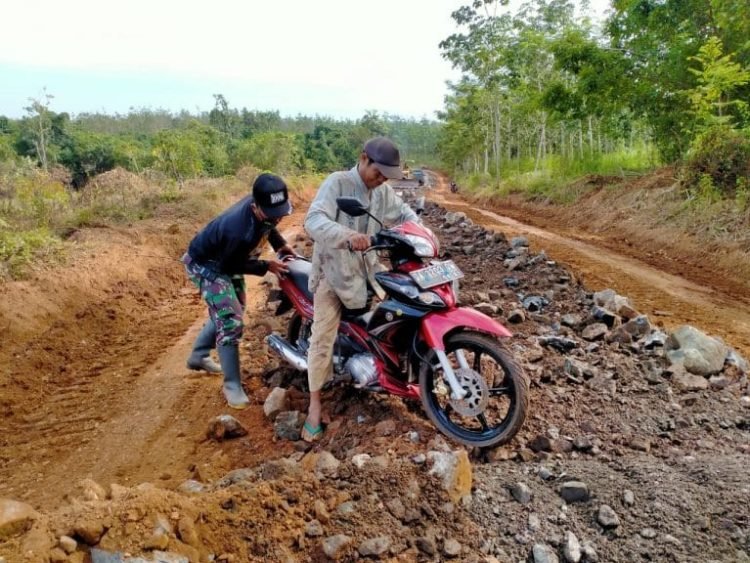 Motor Warga Mogok Di Lokasi TMMD, Satgas Dengan Sigap Membatu