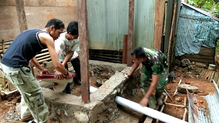 Warga Tak Mampu, Dapat Bantuan Pembuatan Jamban Dari Satgas TMMD