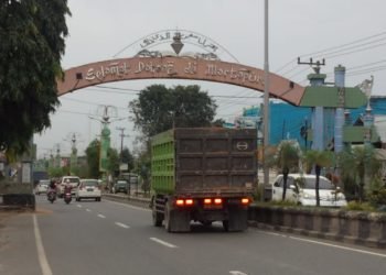 Gerbang batas antara Martapura dan Banjarbaru tertunda, karena tidak diperbolehkan lagi melintang di jalan, akhirnya harus dilakukan perubahan desain.