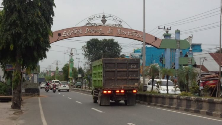 Gerbang batas antara Martapura dan Banjarbaru tertunda, karena tidak diperbolehkan lagi melintang di jalan, akhirnya harus dilakukan perubahan desain.