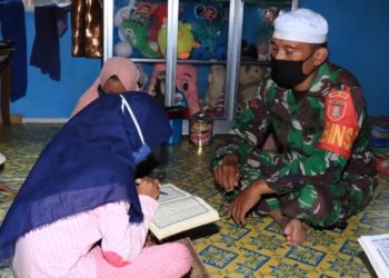 Walau Sibuk Dalam Program TMMD, TNI Yang Satu Ini Ngajar Ngaji