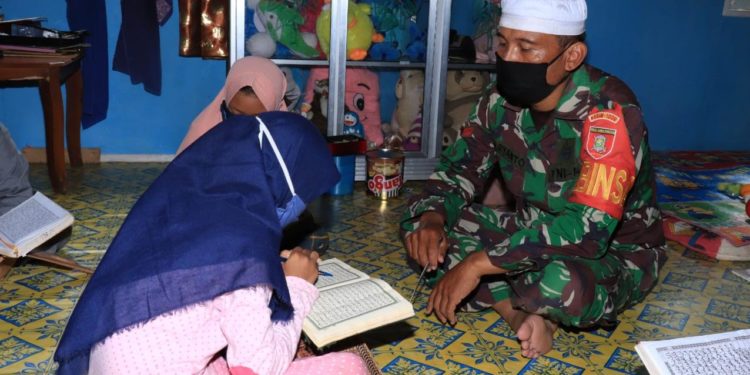 Walau Sibuk Dalam Program TMMD, TNI Yang Satu Ini Ngajar Ngaji