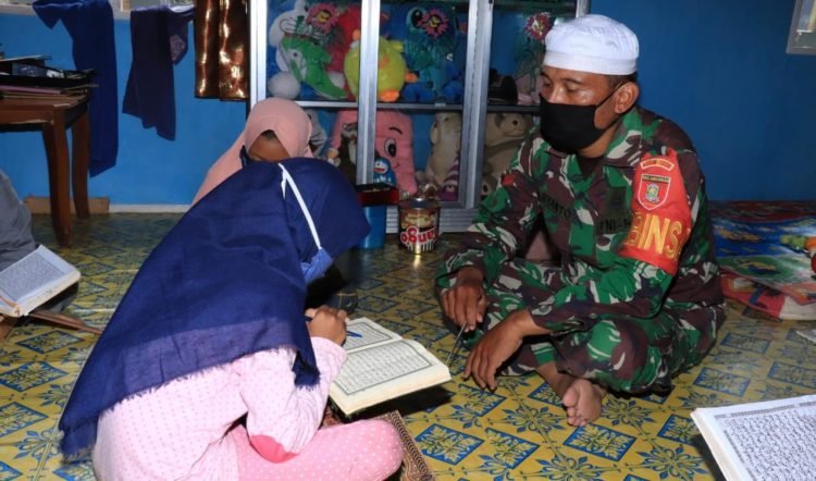 Walau Sibuk Dalam Program TMMD, TNI Yang Satu Ini Ngajar Ngaji